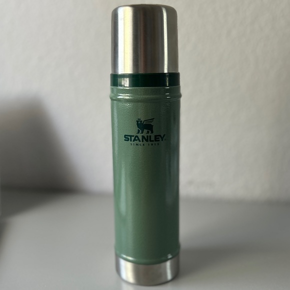 Stanley Classic Legendary Bottle Hammertone Green 20 oz - Picture 9 of 9